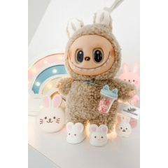 Chaussons & Bubble Tea Lapinou pour Labubu - FIGURINE NON INLUS Chaussons & Bubble Tea Lapinou pour Labubu - FIGURINE NON INLUS