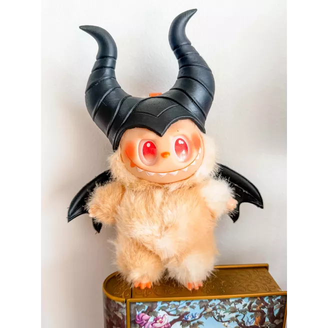 Deguisement de Maléfique pour Labubu Deguisement de Maléfique pour Labubu